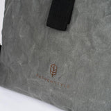 dude-rolltop-rucksack-grau-backpack-veganes-leder-dark-grey-washable-paper-klettverschluss-pappenstyle