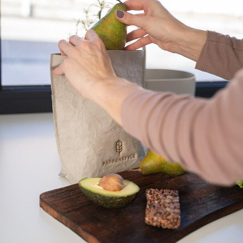 picnic-m-lunchbag-veganes-leder-light-grey-washable-paper-pausenbrotbox-pappenstyle