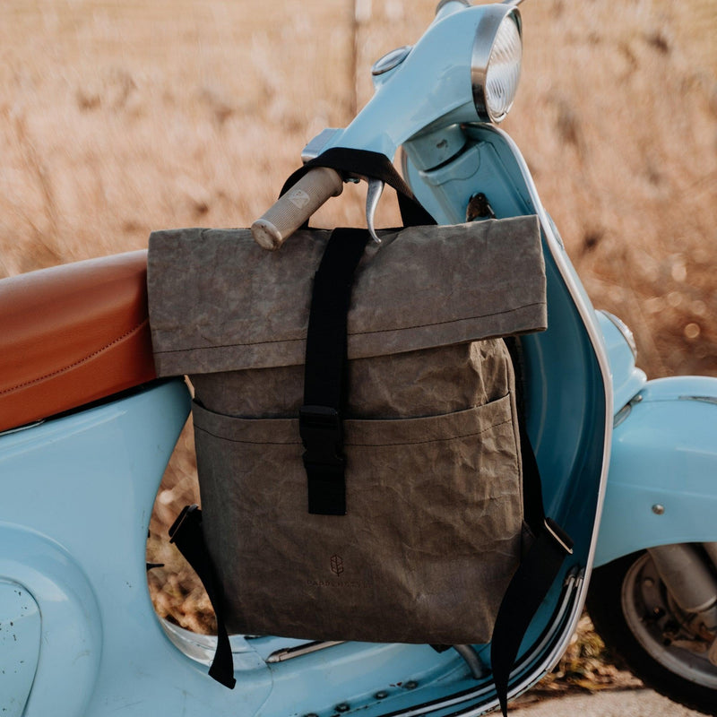 reed-rolltop-rucksack-backpack-olive-veganes-leder-washable-paper-outdoor-pappenstyle